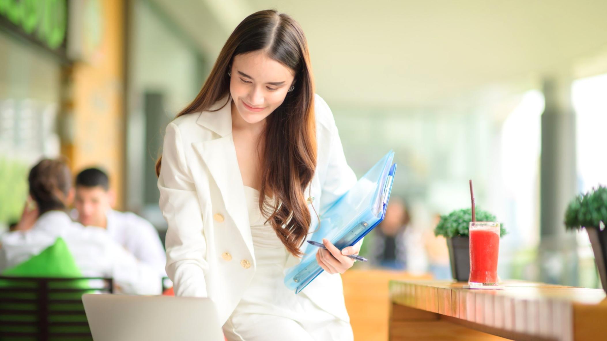 Konzentrierte Arbeitsatmosphäre beim strukturierten Lernen von Finanzthemen