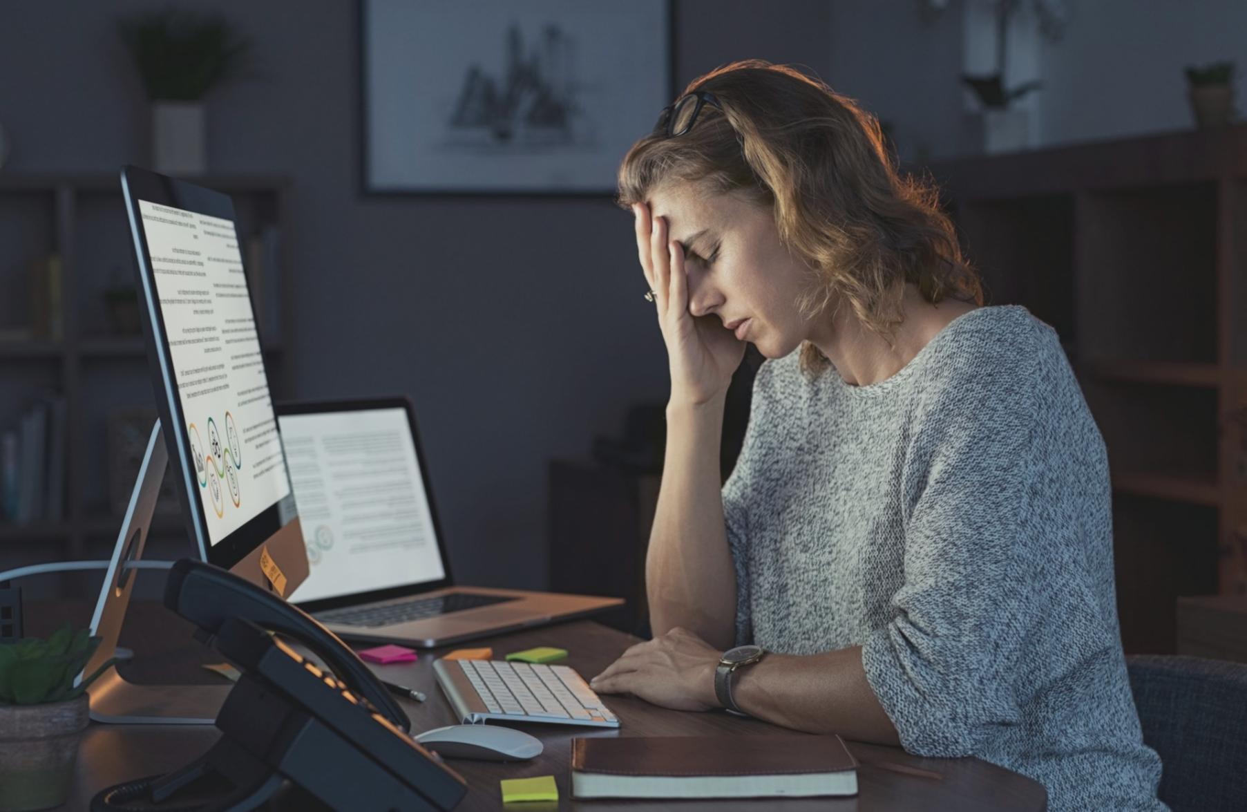 Gruppe diskutiert gemeinsame Investmentstrategien am Tisch