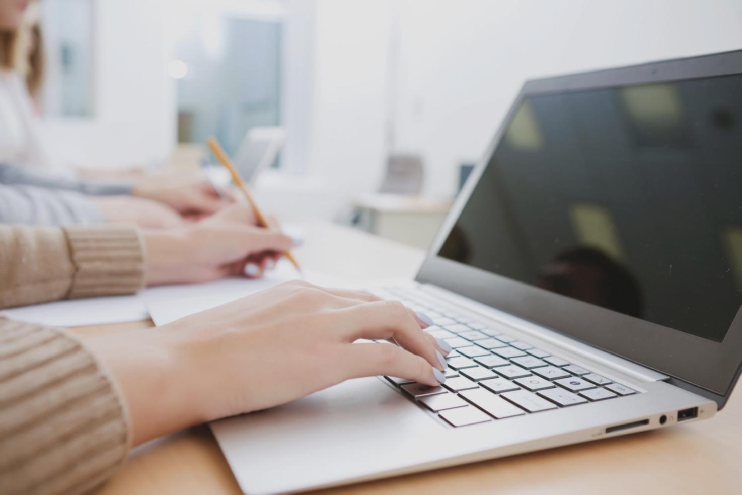 Community-Mitglieder bei einem gemeinsamen Workshop zur Finanzplanung