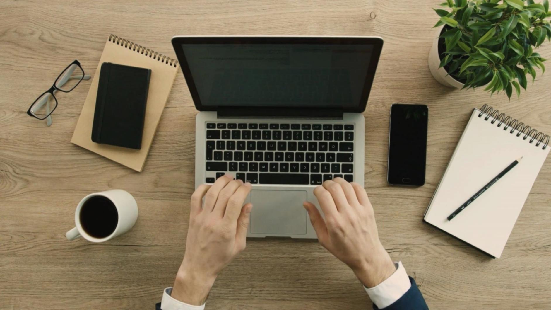 Investmentgemeinschaft beim Austausch über Finanzstrategien